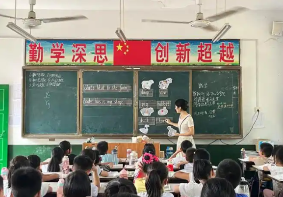 是魔域行将上线的幻兽狗年兽琉璃之拥萝拉是雌性容貌心爱娇憨