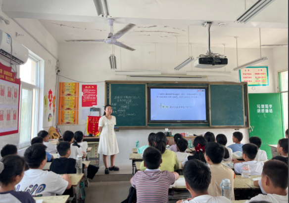 是魔域行将上线的幻兽狗年兽琉璃之拥萝拉是雌性容貌心爱娇憨