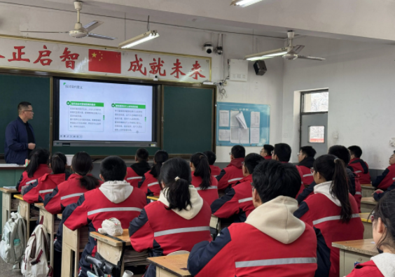 仿佛游戏中的女神一般也让人简直难分清她是不是从画中穿越而来