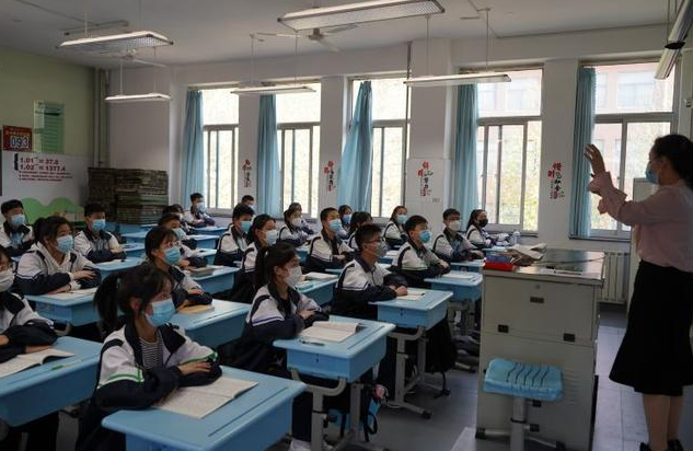 仿佛游戏中的女神一般也让人简直难分清她是不是从画中穿越而来