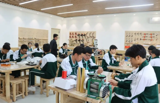 一件汉服的诞生从游戏美术团队的落笔规划到汉服规划师的裁剪成衣