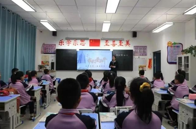 文君甄洛着服清淡不染凡尘;或如飞燕玉环花中牡丹不让群芳