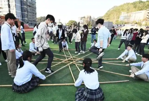 利落白衬衫调配略显热血的红领带能够说既有着英伦的绅士精力